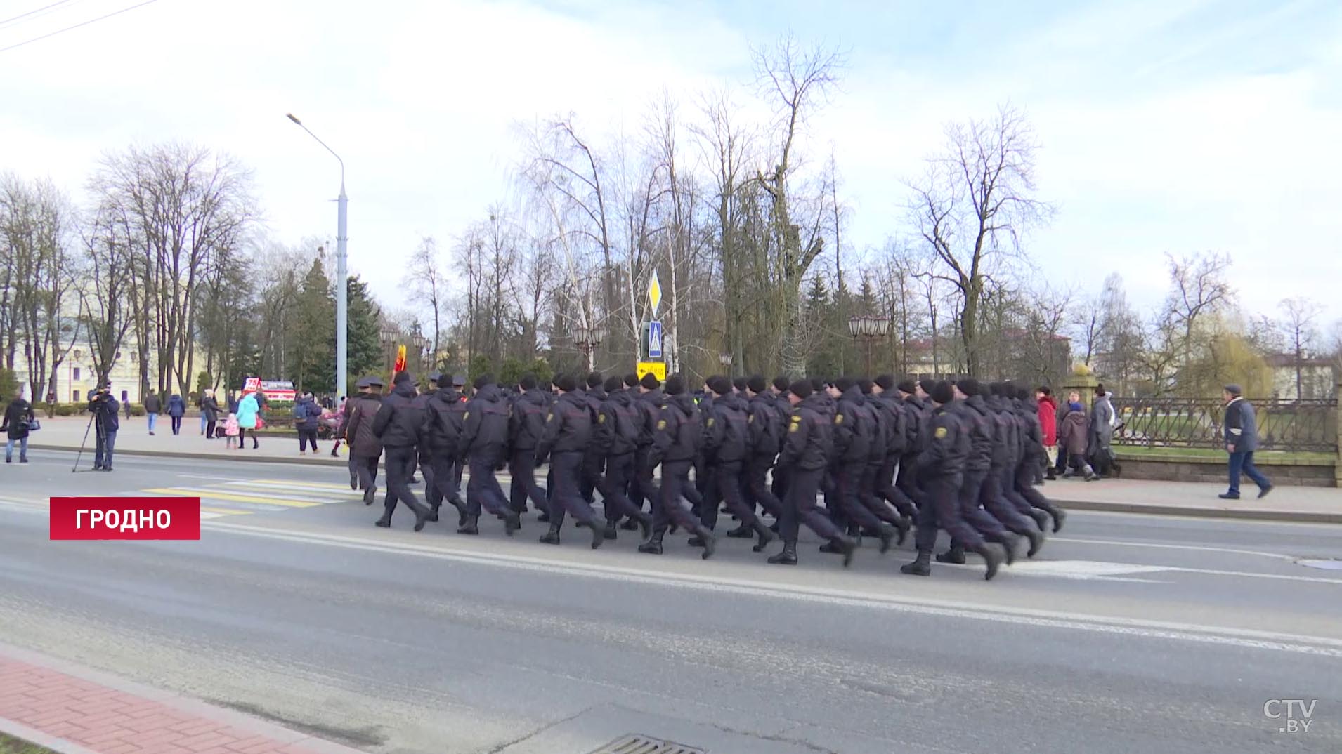 «Гордимся. Оберегает и бережёт». В Гродно прошёл парад сотрудников милиции-16