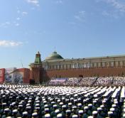 Президент Беларуси вместе с сыновьями присутствует в Москве на параде Победы