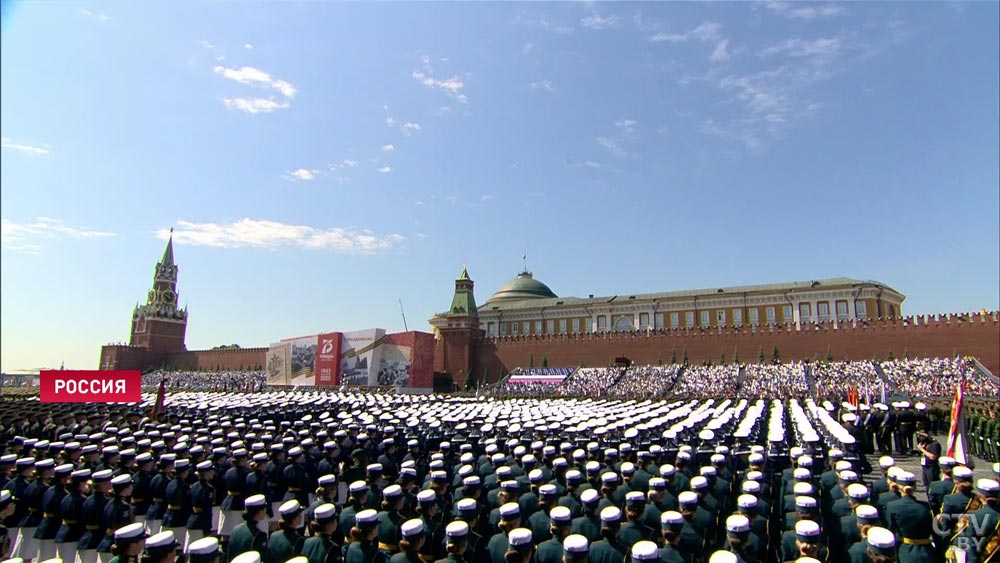 Президент Беларуси с сыновьями на параде Победы в Москве. Показываем, как это было-18