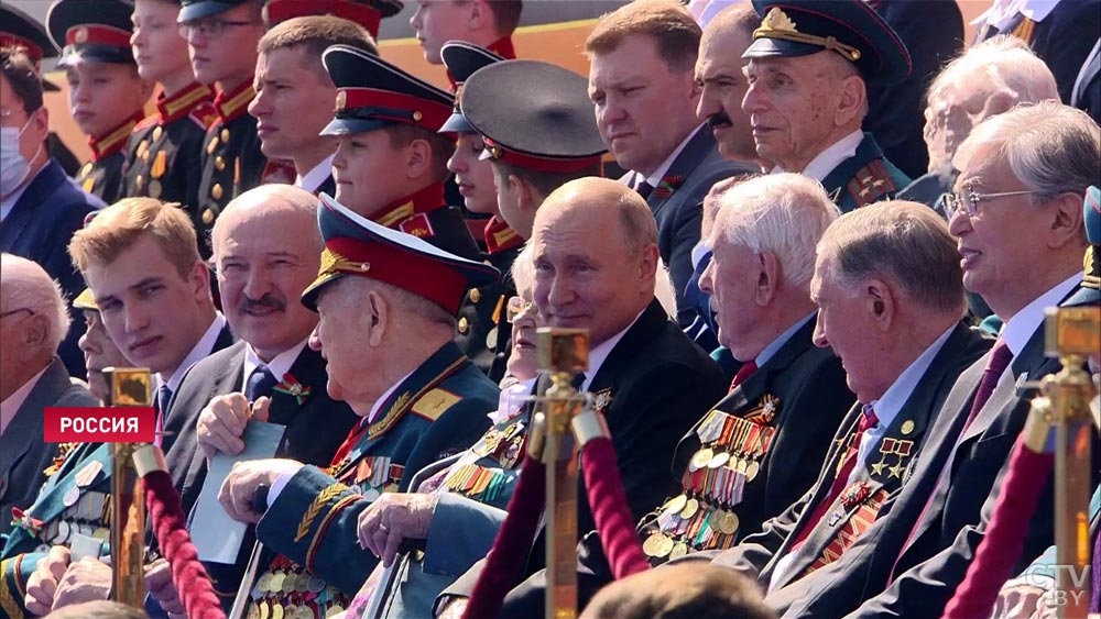 Президент Беларуси с сыновьями на параде Победы в Москве. Показываем, как это было-6