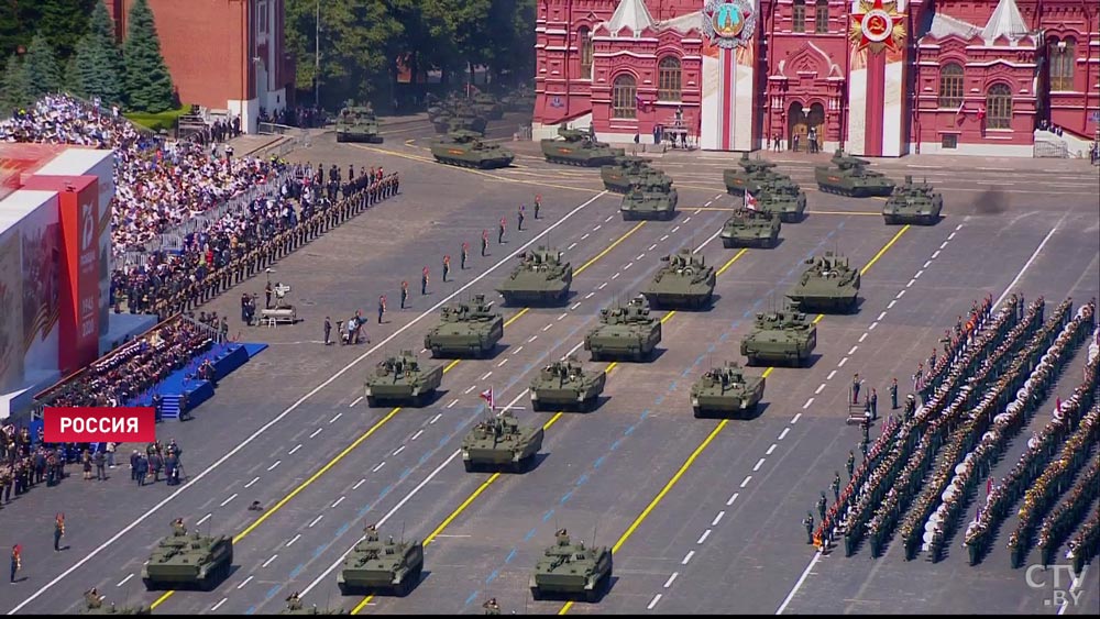 Президент Беларуси с сыновьями на параде Победы в Москве. Показываем, как это было-3