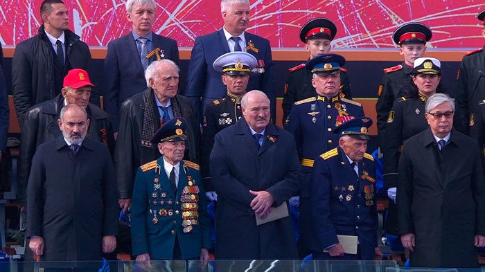 Президент Беларуси и другие лидеры постсоветских стран приехали на парад в Москве