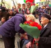 «Наш долг – окружить их заботой, вниманием». Парад в преддверии 9 Мая устроили для ветеранов прямо возле дома