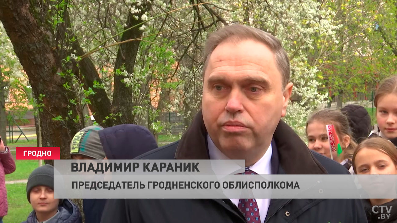 «Наш долг – окружить их заботой, вниманием». Парад в преддверии 9 Мая устроили для ветеранов прямо возле дома-13