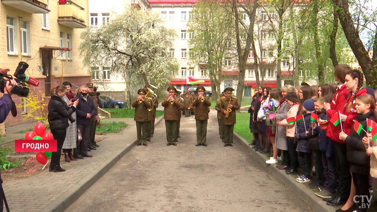 «Наш долг – окружить их заботой, вниманием». Парад в преддверии 9 Мая устроили для ветеранов прямо возле дома-4