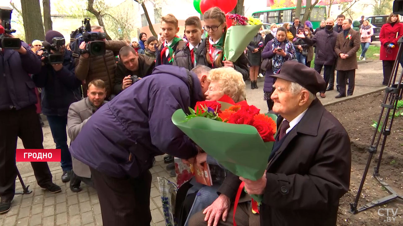 «Наш долг – окружить их заботой, вниманием». Парад в преддверии 9 Мая устроили для ветеранов прямо возле дома-16