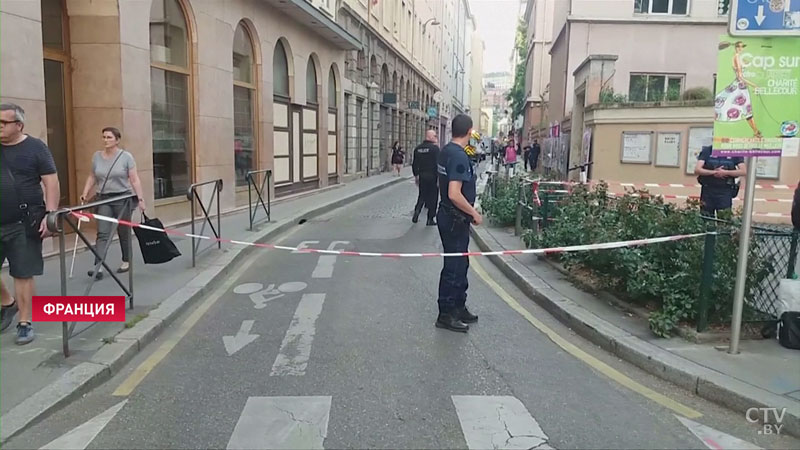 В Париже мужчина с ножом напал на полицейских-1