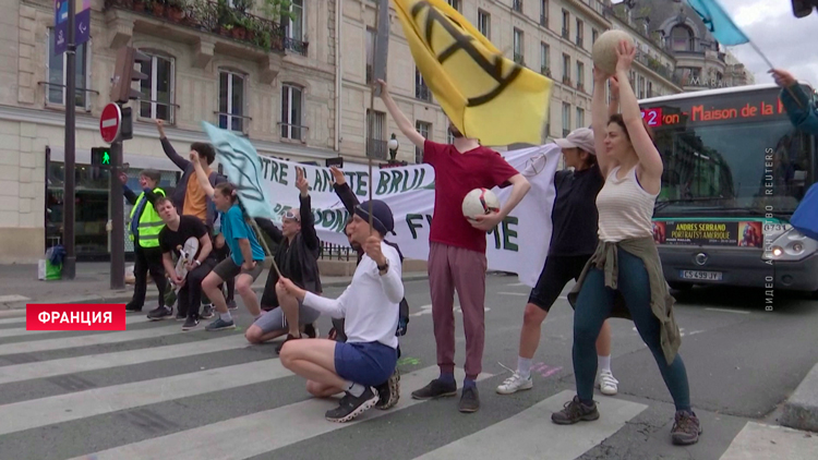Климатические активисты в Париже выступили против проведения Олимпийских игр-1