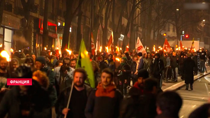 Во Франции прошли факельные шествия против пенсионной реформы-1