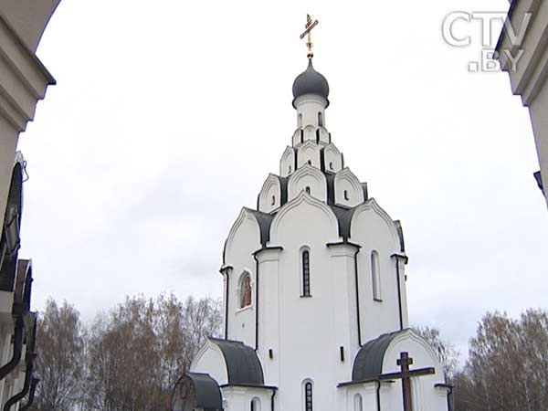 Парк Дружбы народов в Минске. Знают ли горожане, что находилось здесь ранее, что символизирует скульптура в Парке и как называется расположенная рядом церковь