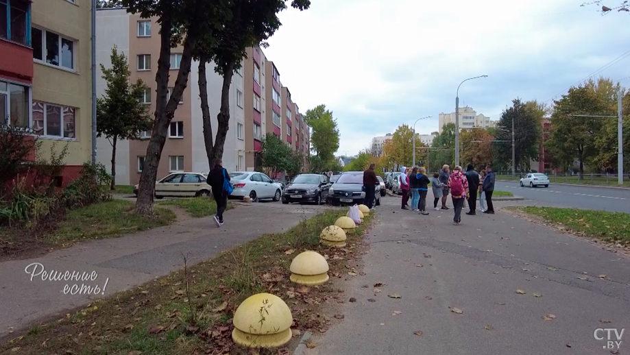 «У соседнего дома есть парковка». Минчане жалуются, что у них отобрали места для автомобилей-4