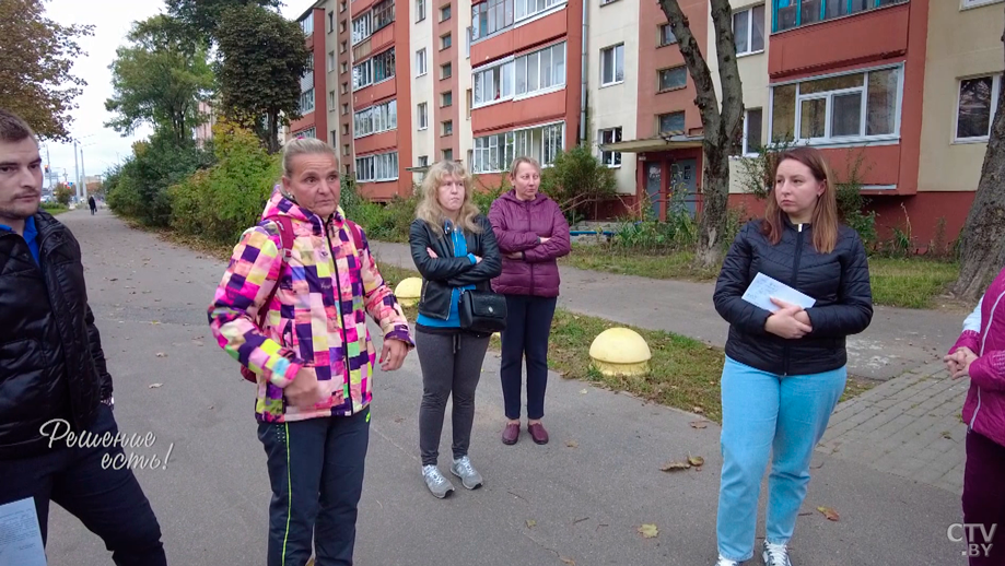 «У соседнего дома есть парковка». Минчане жалуются, что у них отобрали места для автомобилей-16