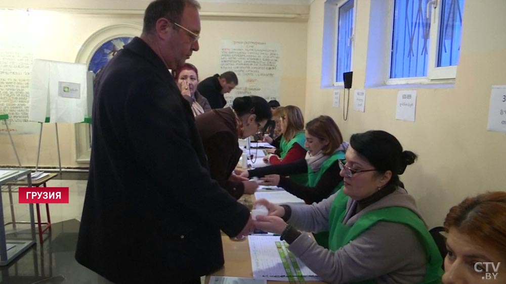 Новый парламент выбирают в Грузии. Оппозиция в знак протеста сняла свои кандидатуры-1