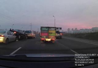 Не успели отреагировать. Утром на МКАД столкнулись четыре легковушки