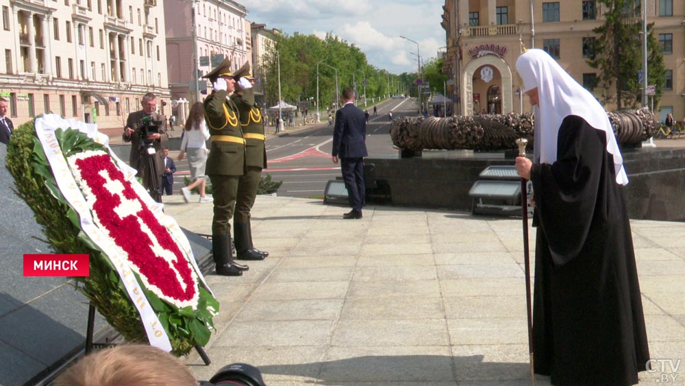 Патриарх Кирилл возложил венок к монументу Победы в Минске-4