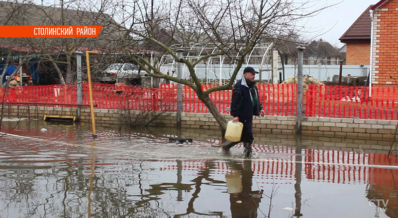 Тёплая зима и обильные осадки привели к зимнему паводку в бассейне Припяти: жители Полесья круглосуточно спасают свои сараи и огороды -4