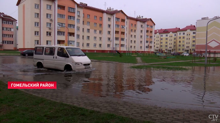 В Гомельском районе откачивают воду в подтопленном микрорайоне. Затоплены даже подвалы многоквартирных домов-7