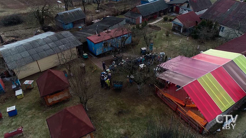 Сон на ульях предложат в агроусадьбе под Минском: «Пчалінае біаполе ахоплівае чалавека і дапамагае справіцца з рознымі хваробамі»-1