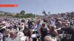 В США пеликаны прилетели на церемонию вручения дипломов в университете: птицы усаживались зрителям на головы