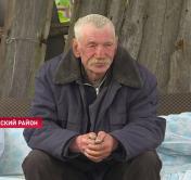 Пенсионер уже две недели спит около забора своего сгоревшего дома, а деньги на новое жильё собирает вся деревня
