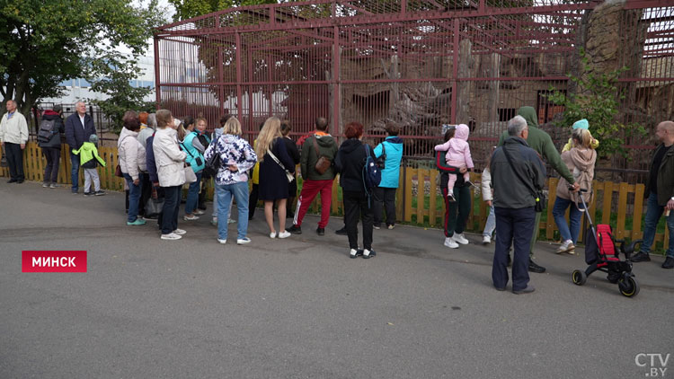 В День пожилых людей в Беларуси пенсионерам бесплатно провели экскурсию в Минском зоопарке-1