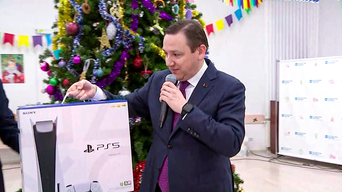 Конфеты, книги и PlayStation. Владимир Перцов привёз новогодние подарки воспитанникам Детской деревни