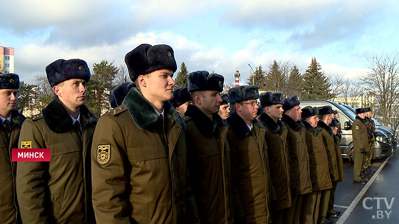 «Это очень символично». Боевые знамёна вручили воинским частям радиоэлектронной борьбы в Минске-3