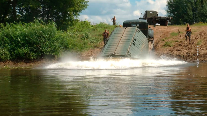 Военнослужащие возводят понтонную переправу через Днепр