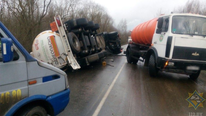 В Дзержинском районе упала автоцистерна с дизельным топливом-1