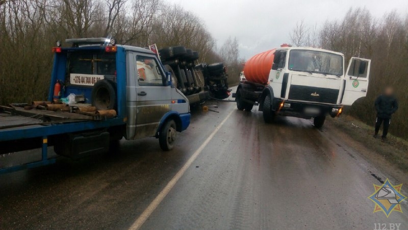 В Дзержинском районе упала автоцистерна с дизельным топливом-4