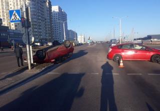 На перекрёстке в Минске перевернулась Lada с двумя детьми 