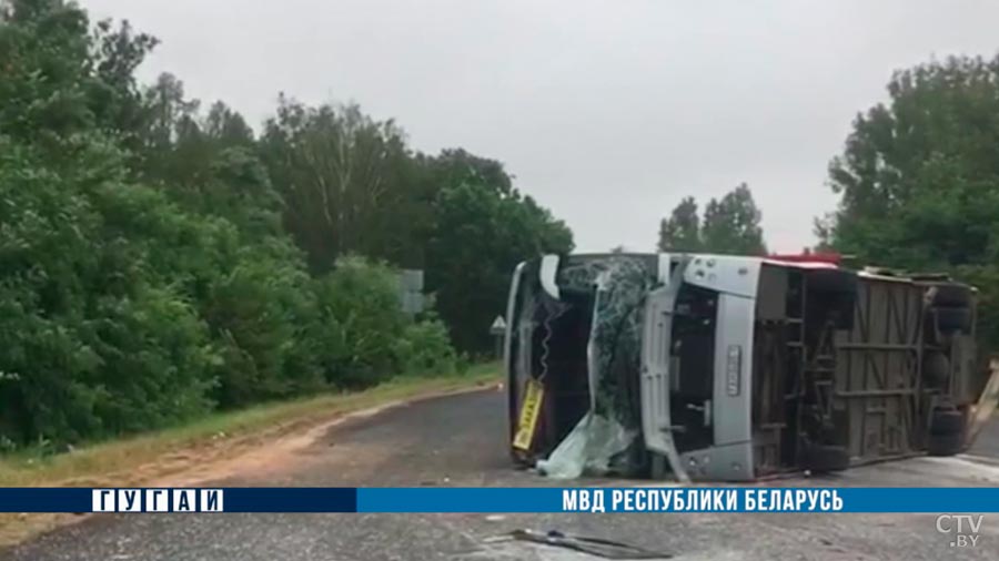 Авария под Барановичами: перевернулся пассажирский МАЗ, три человека в тяжёлом состоянии-1