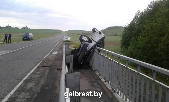 В Барановичском районе Audi съехала в кювет, перевернулась и повисла на перилах моста-1