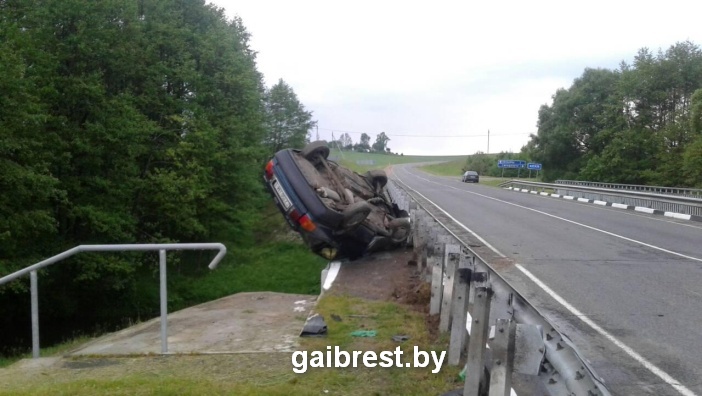 В Барановичском районе Audi съехала в кювет, перевернулась и повисла на перилах моста-4