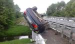 В Барановичском районе Audi съехала в кювет, перевернулась и повисла на перилах моста