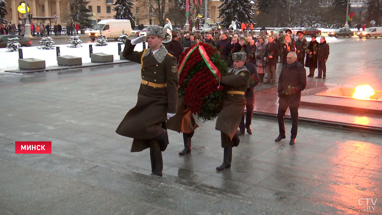 Памятная церемония в центре Минска. Венок и цветы от делегатов ВНС возложили к монументу Победы-1