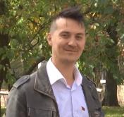 «Залезла в окоп ещё больше меня». Певец Тимур Пряхин рассказал о реакции мамы на его поддержку Президента