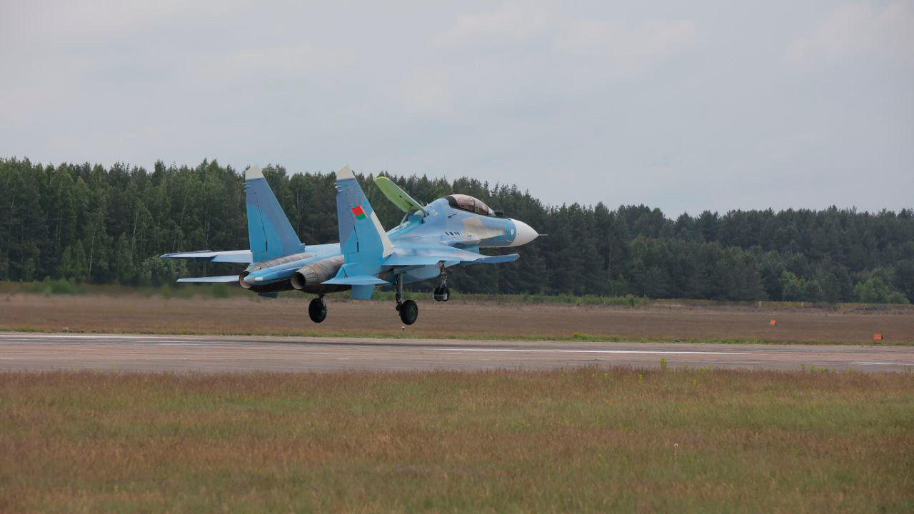 Партия российских истребителей Су-30М2 прилетела в Беларусь