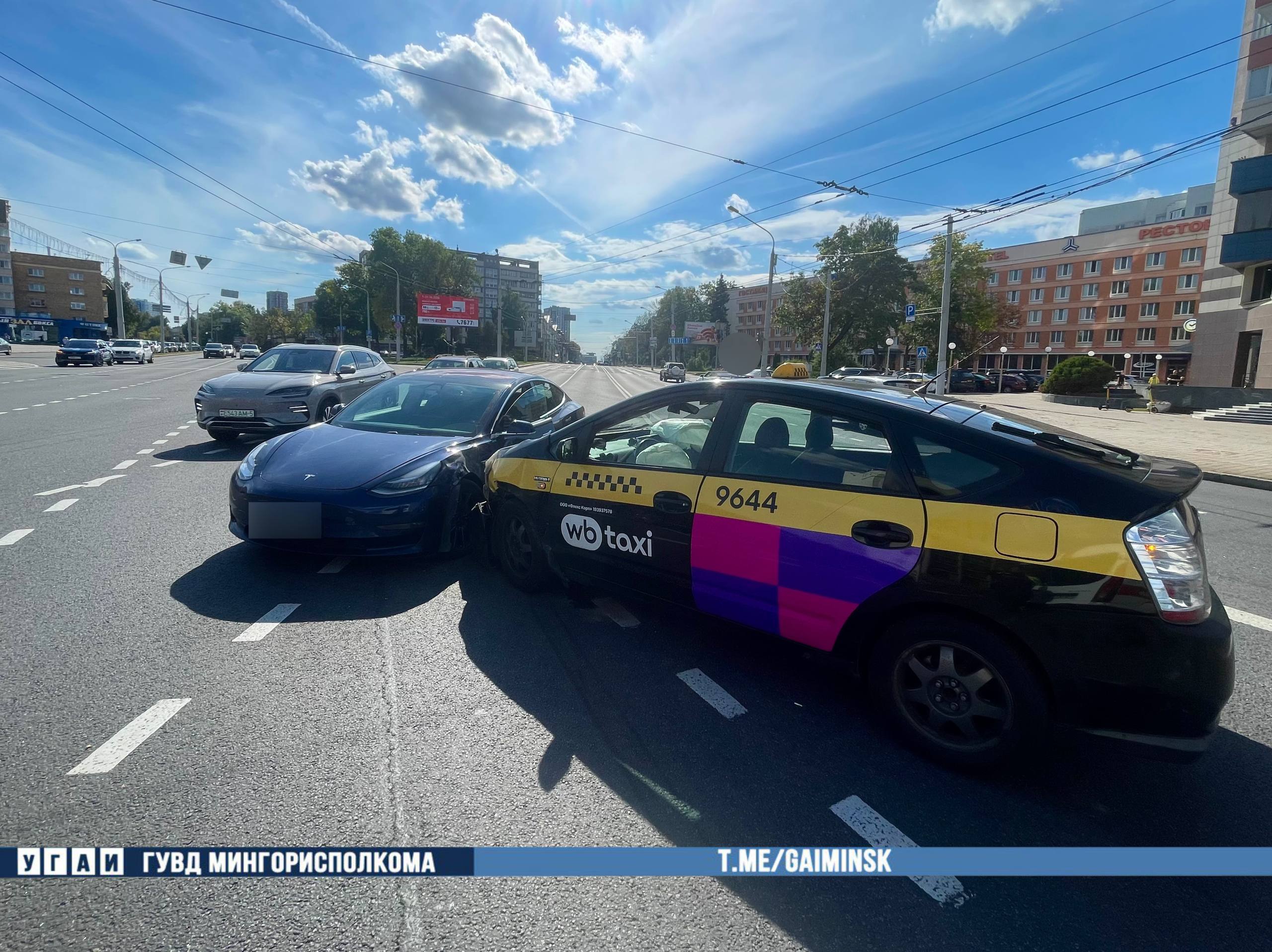 В Минске на перекрестке улиц Чкалова и Брилевская столкнулись Toyota и Tesla, один человек в больнице-0