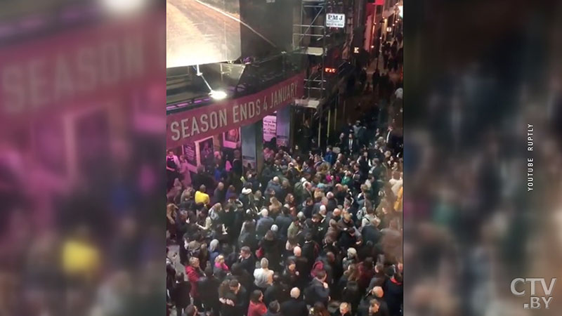В лондонском театре Пикадилли во время спектакля обрушился потолок: пострадали 5 человек -4