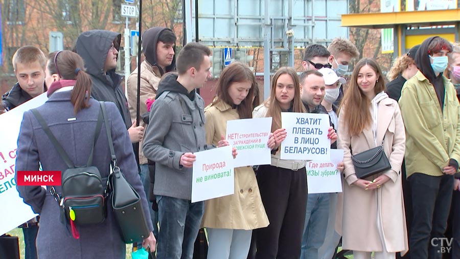 «Мы не можем просто смотреть на это варварство». В Минске прошёл пикет у посольства Польши-13