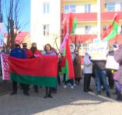 «Нагло вмешиваются в наши дела». У Генконсульства Литвы собрались белорусы, возмущённые политикой соседней страны