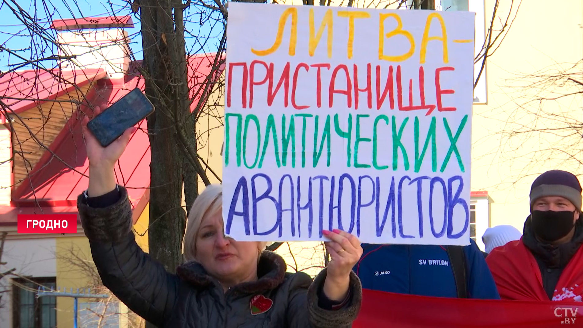 «Нагло вмешиваются в наши дела». У Генконсульства Литвы собрались белорусы, возмущённые политикой соседней страны-1