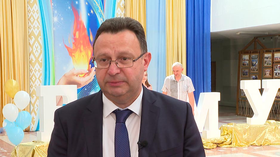 Красных дипломов больше, чем в 2020-м. Дмитрий Пиневич посетил выпускной в БГМУ
