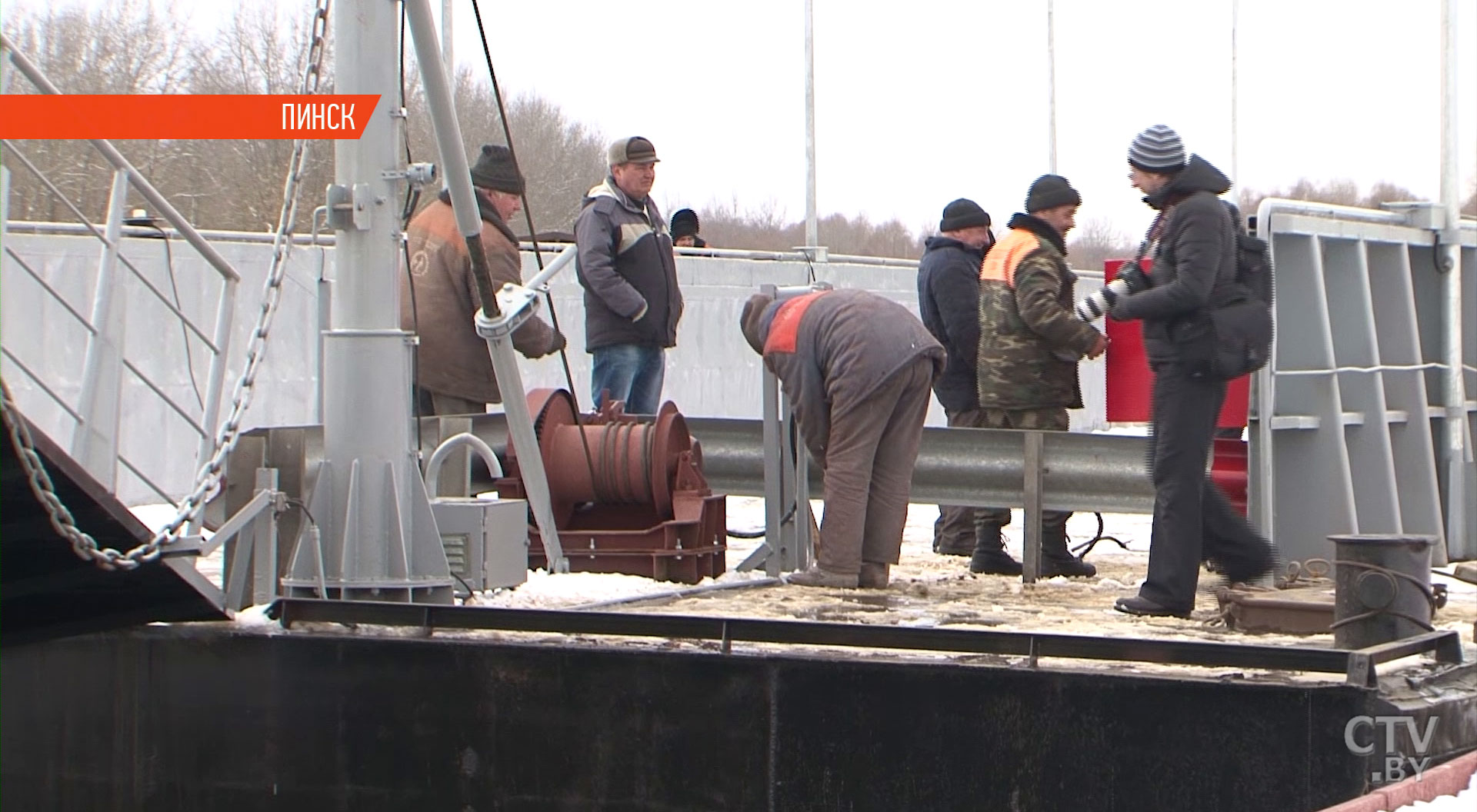 Бывшая баржа, будущий паром. В Пинске соорудили альтернативу понтонной переправе в Житковичах-27