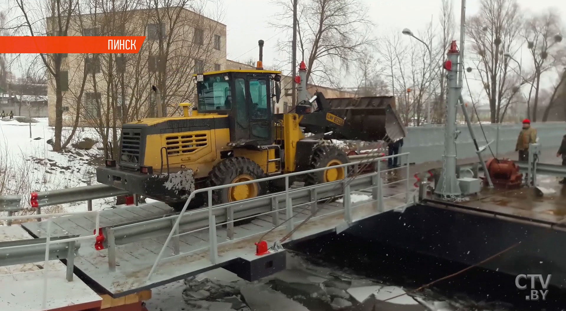 Бывшая баржа, будущий паром. В Пинске соорудили альтернативу понтонной переправе в Житковичах-13