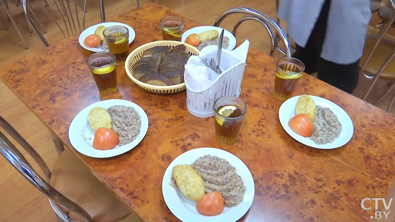 Рикотта, брускетта, моцарелла и филе птицы капрезе: заглянули в школьное меню-13