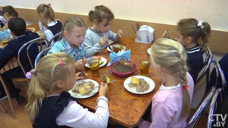 Рикотта, брускетта, моцарелла и филе птицы капрезе: заглянули в школьное меню-10