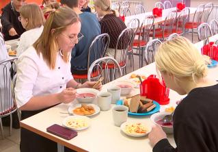 «Дают очень вкусную еду. Пюре с котлетой – это всё». Чем кормят детей в школьных столовых зимой?