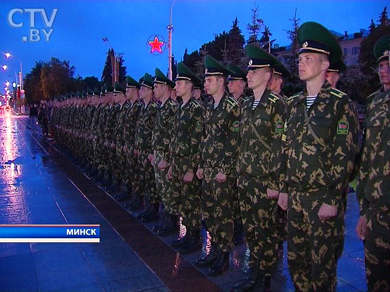 22 июня возложили венки к обелиску Победы в Минске